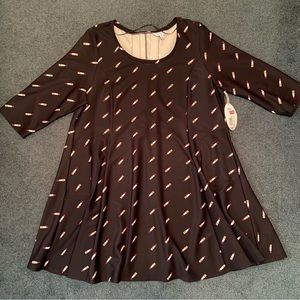 Black lipstick print shift dress